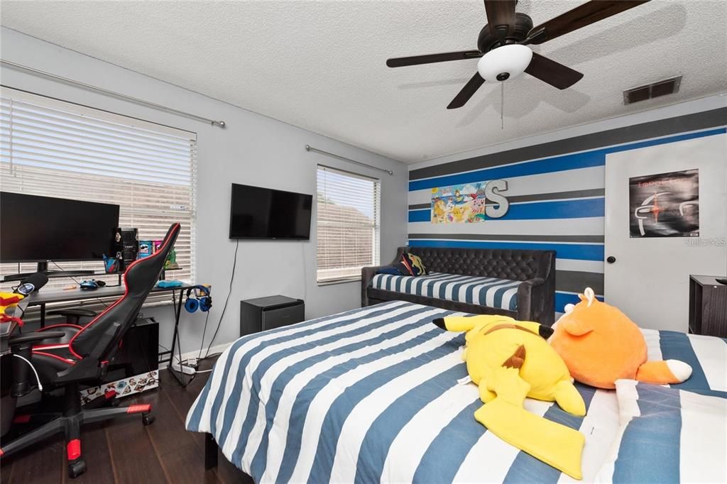 For Sale: $525,000 (5 beds, 2 baths, 2583 Square Feet)