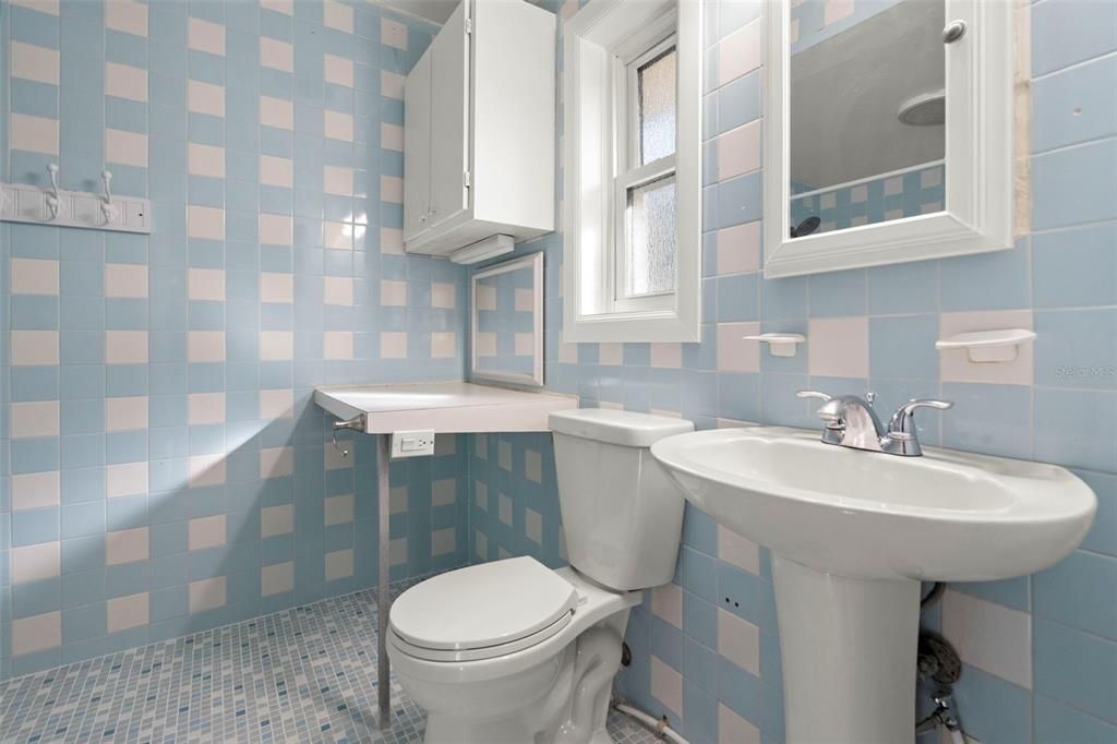 For Rent: $2,945 (4 beds, 2 baths, 1308 Square Feet)