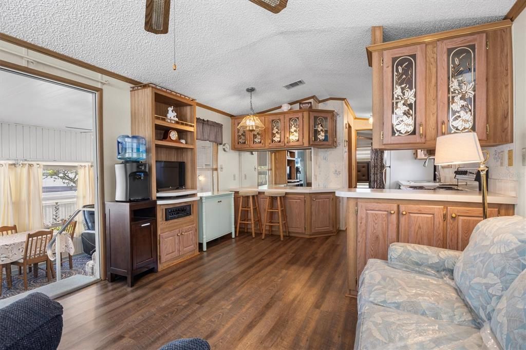 待售: $105,500 (1 贝兹, 1 浴室, 396 平方英尺)