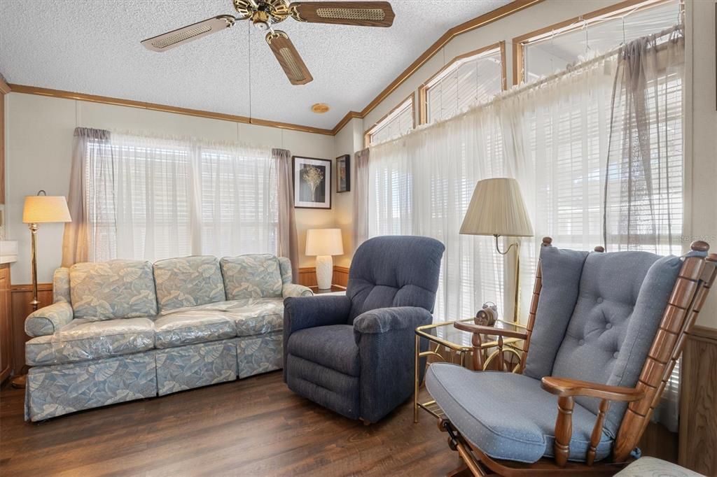 待售: $105,500 (1 贝兹, 1 浴室, 396 平方英尺)