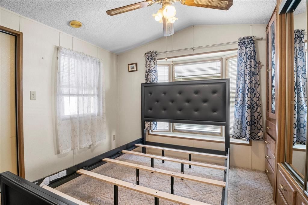 待售: $105,500 (1 贝兹, 1 浴室, 396 平方英尺)