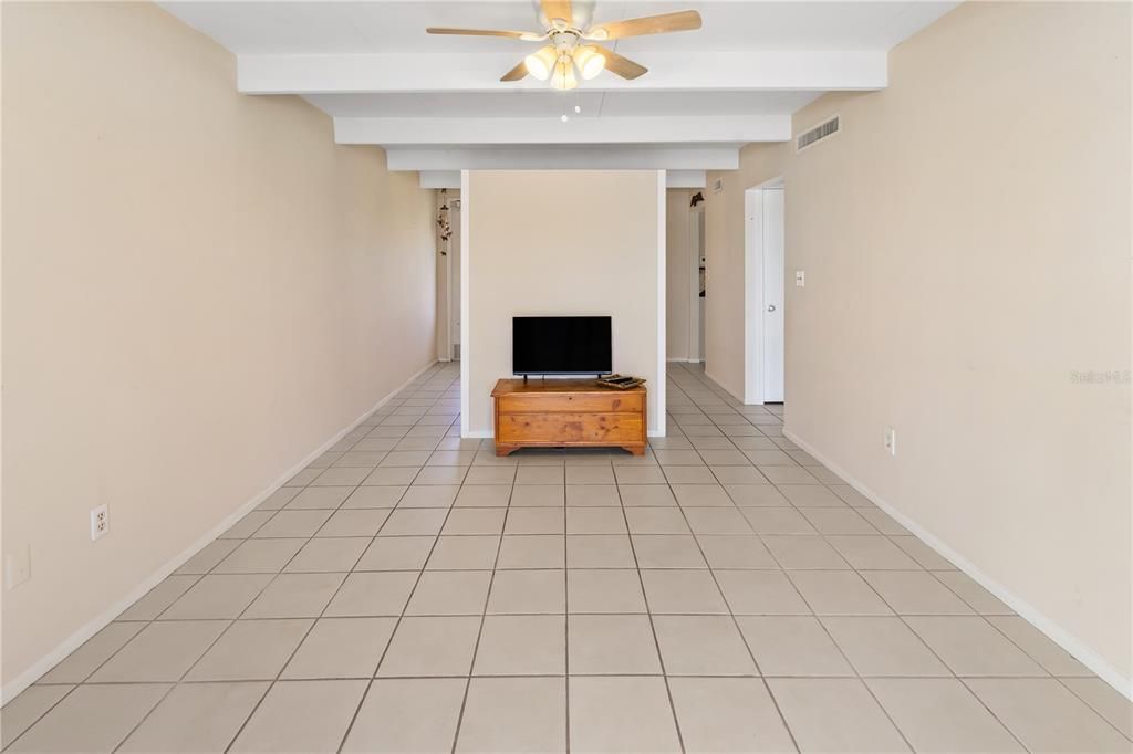 待售: $113,500 (1 贝兹, 1 浴室, 648 平方英尺)