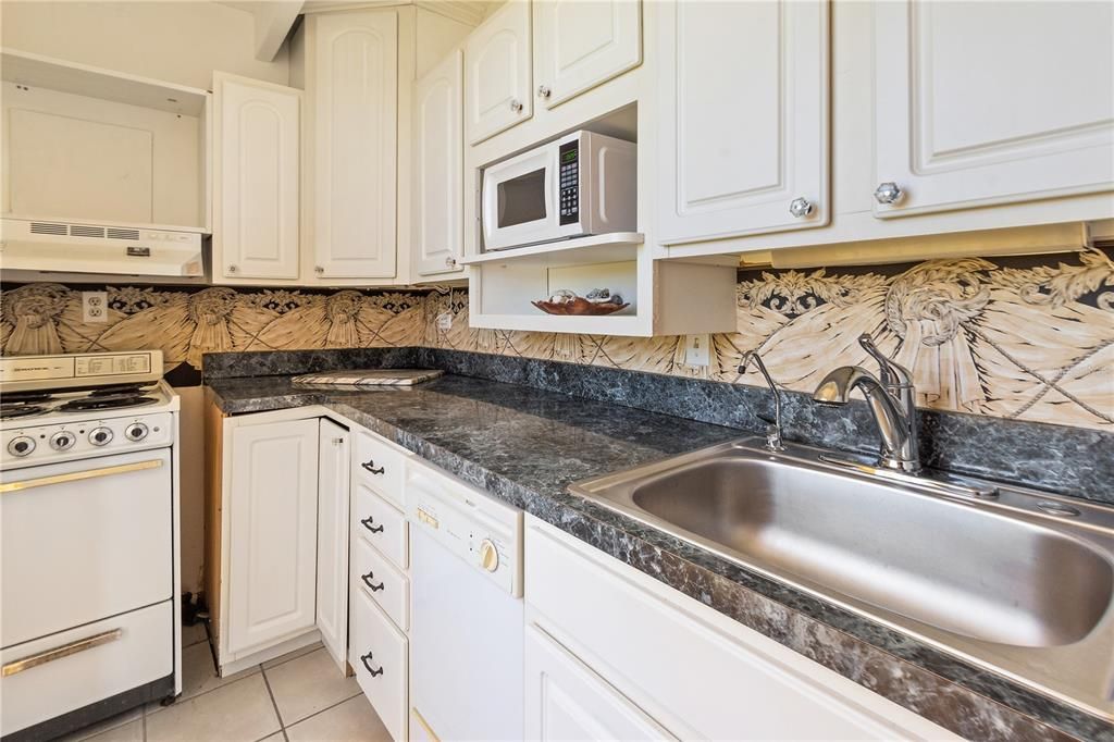 待售: $113,500 (1 贝兹, 1 浴室, 648 平方英尺)