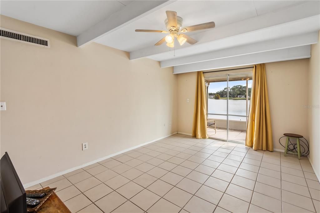 待售: $113,500 (1 贝兹, 1 浴室, 648 平方英尺)