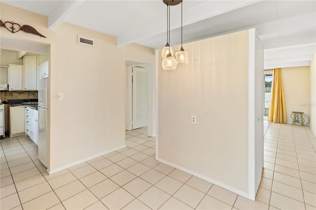 待售: $113,500 (1 贝兹, 1 浴室, 648 平方英尺)