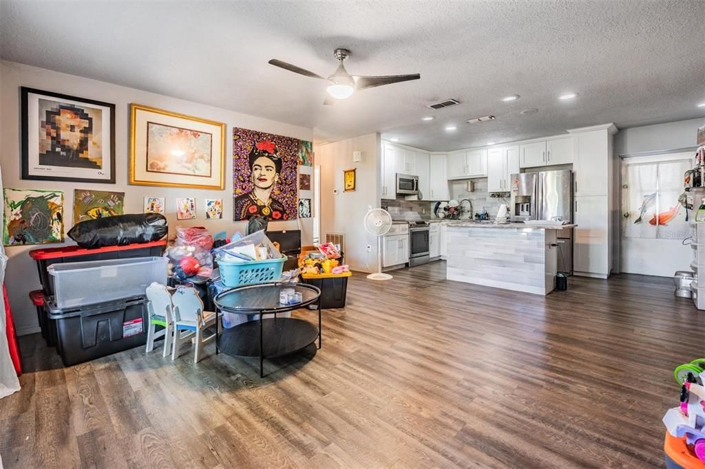 Active With Contract: $315,000 (3 beds, 2 baths, 1125 Square Feet)