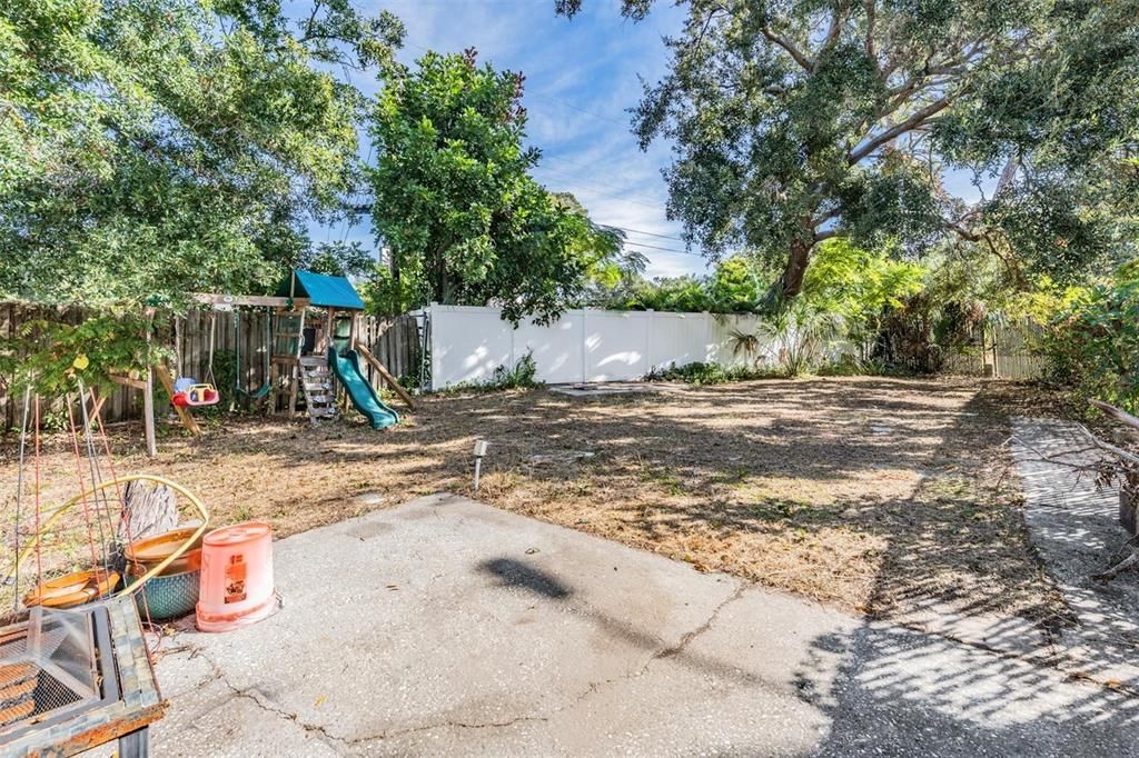 Active With Contract: $315,000 (3 beds, 2 baths, 1125 Square Feet)