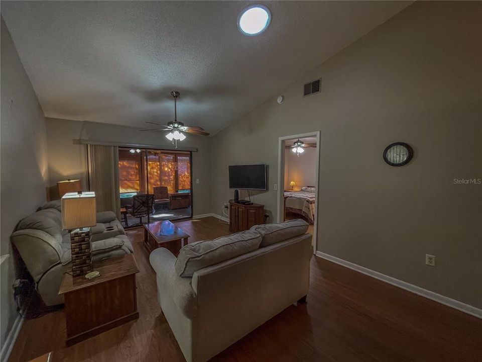 待售: $169,000 (2 贝兹, 2 浴室, 959 平方英尺)