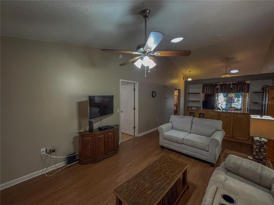 待售: $169,000 (2 贝兹, 2 浴室, 959 平方英尺)