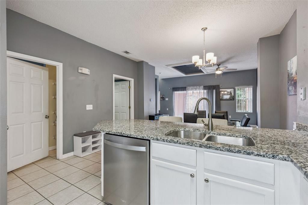 На продажу: $279,990 (3 спален, 2 ванн, 1286 Квадратных фут)