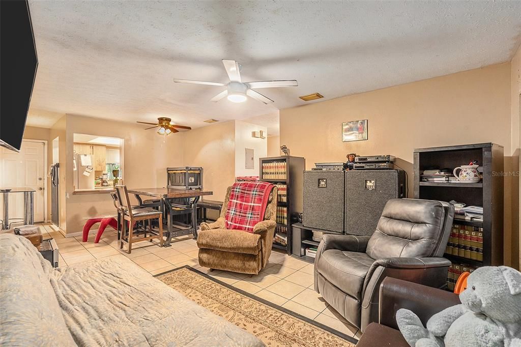 待售: $160,000 (2 贝兹, 1 浴室, 794 平方英尺)