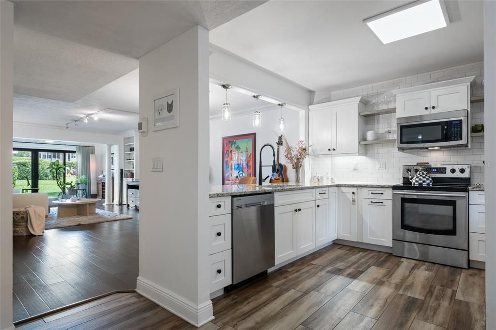 出租: $4,850 (2 贝兹, 2 浴室, 1143 平方英尺)