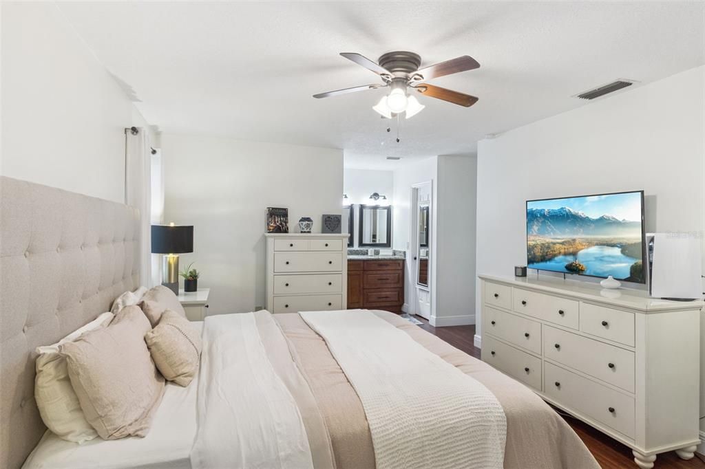 Под контрактом: $450,000 (4 спален, 2 ванн, 1907 Квадратных фут)