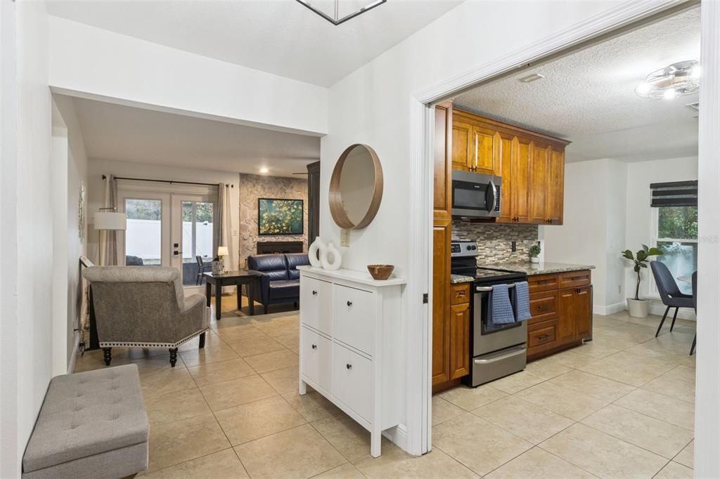 Под контрактом: $450,000 (4 спален, 2 ванн, 1907 Квадратных фут)