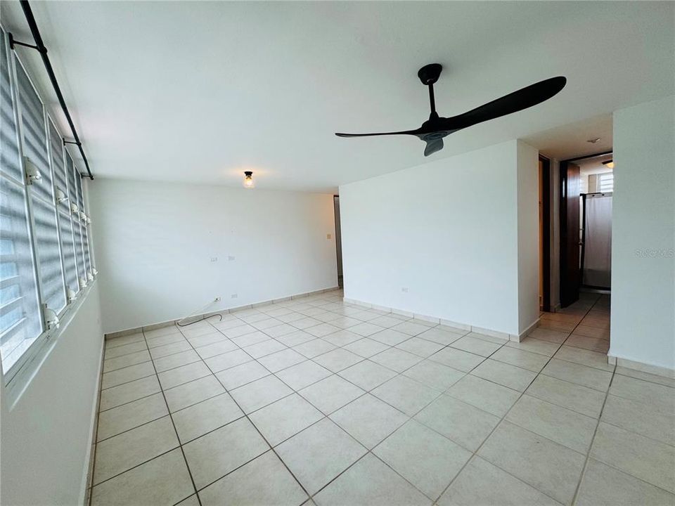 Activo con contrato: $415,000 (4 camas, 3 baños, 2300 Pies cuadrados)