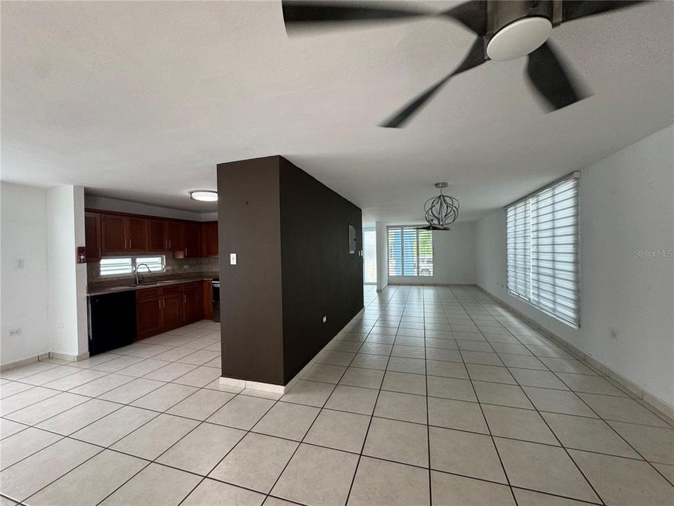 Activo con contrato: $415,000 (4 camas, 3 baños, 2300 Pies cuadrados)