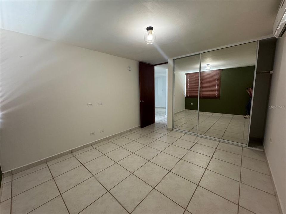 Activo con contrato: $415,000 (4 camas, 3 baños, 2300 Pies cuadrados)