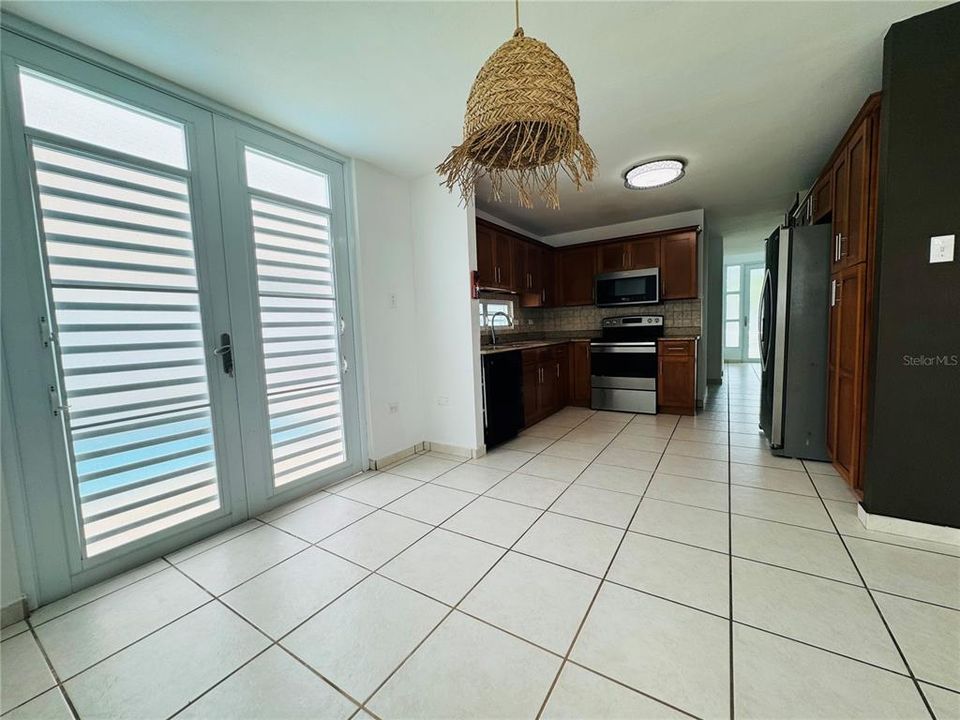 Activo con contrato: $415,000 (4 camas, 3 baños, 2300 Pies cuadrados)