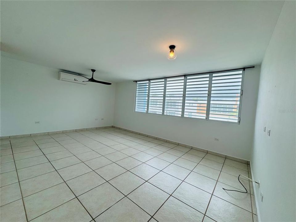 Activo con contrato: $415,000 (4 camas, 3 baños, 2300 Pies cuadrados)