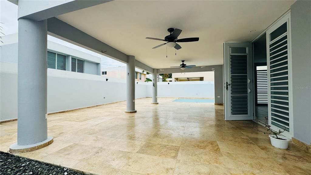 Activo con contrato: $415,000 (4 camas, 3 baños, 2300 Pies cuadrados)