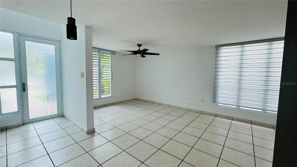 Activo con contrato: $415,000 (4 camas, 3 baños, 2300 Pies cuadrados)