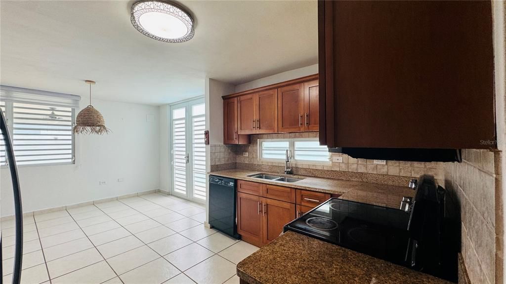 Activo con contrato: $415,000 (4 camas, 3 baños, 2300 Pies cuadrados)