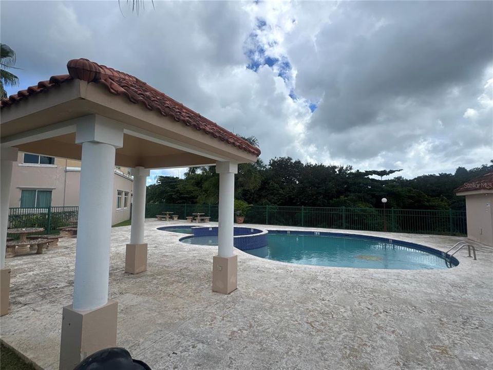 Activo con contrato: $415,000 (4 camas, 3 baños, 2300 Pies cuadrados)