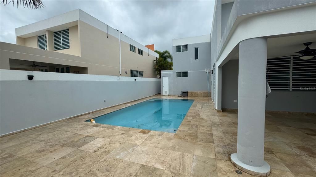 Activo con contrato: $415,000 (4 camas, 3 baños, 2300 Pies cuadrados)