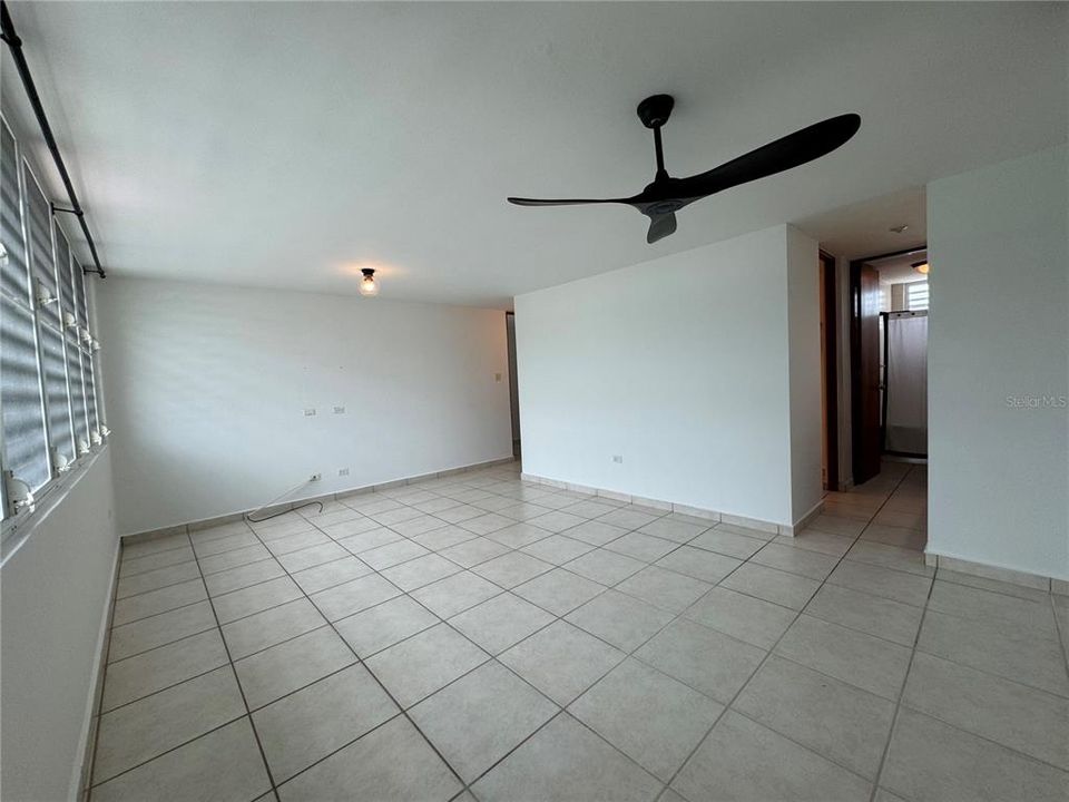 Activo con contrato: $415,000 (4 camas, 3 baños, 2300 Pies cuadrados)