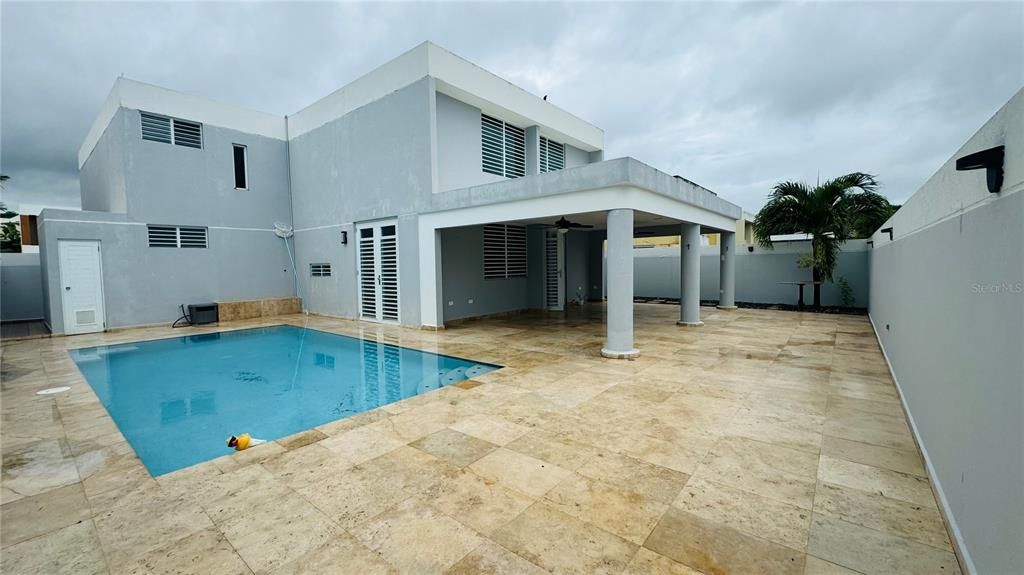 Activo con contrato: $415,000 (4 camas, 3 baños, 2300 Pies cuadrados)