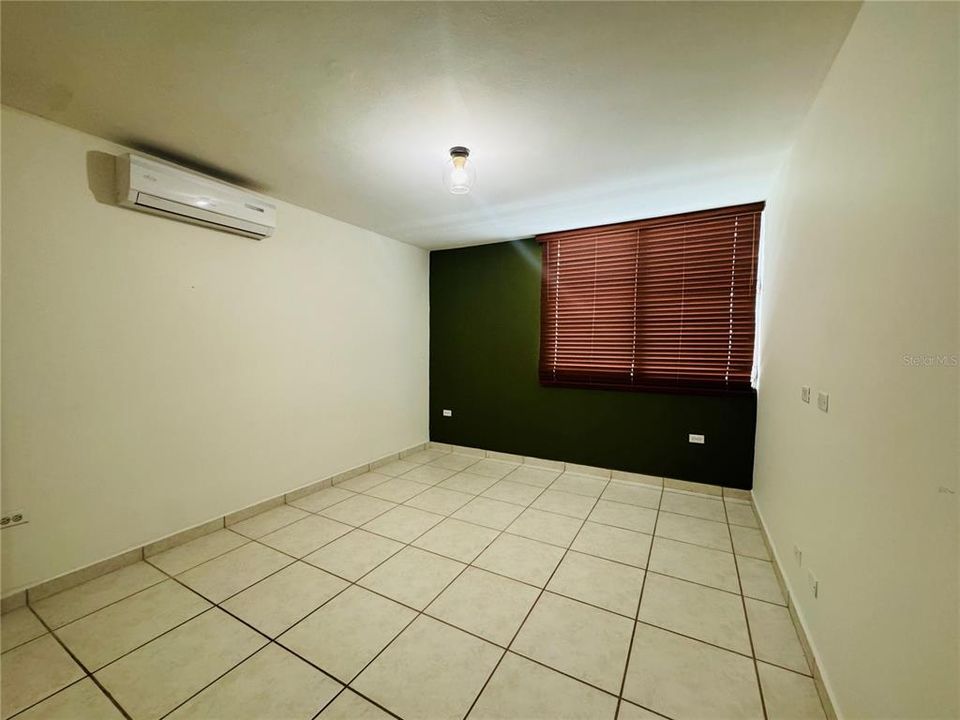 Activo con contrato: $415,000 (4 camas, 3 baños, 2300 Pies cuadrados)