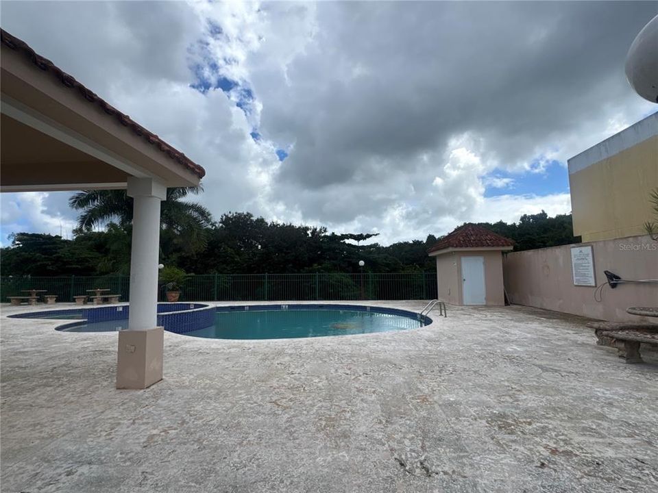 Activo con contrato: $415,000 (4 camas, 3 baños, 2300 Pies cuadrados)