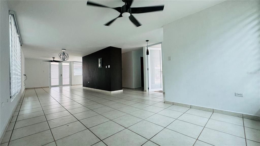 Activo con contrato: $415,000 (4 camas, 3 baños, 2300 Pies cuadrados)