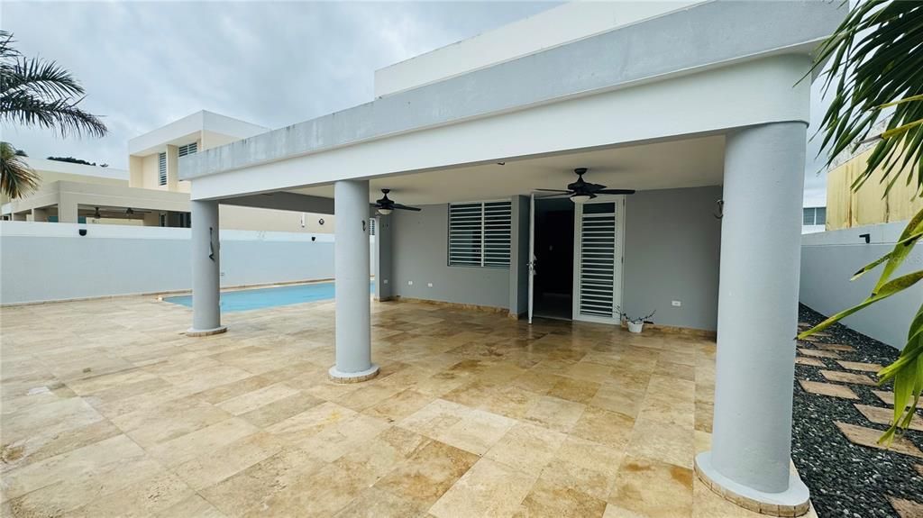 Activo con contrato: $415,000 (4 camas, 3 baños, 2300 Pies cuadrados)