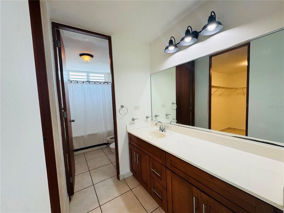 Activo con contrato: $415,000 (4 camas, 3 baños, 2300 Pies cuadrados)