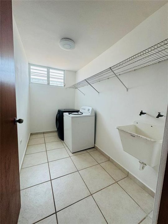 Activo con contrato: $415,000 (4 camas, 3 baños, 2300 Pies cuadrados)