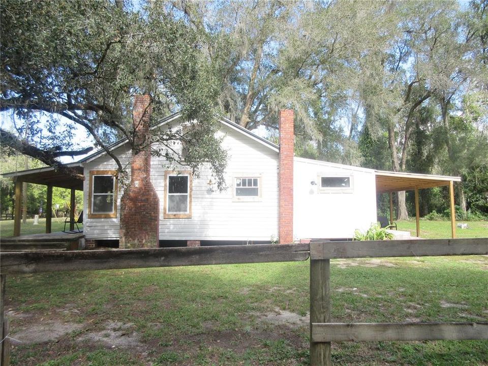 For Sale: $149,000 (2 beds, 1 baths, 951 Square Feet)