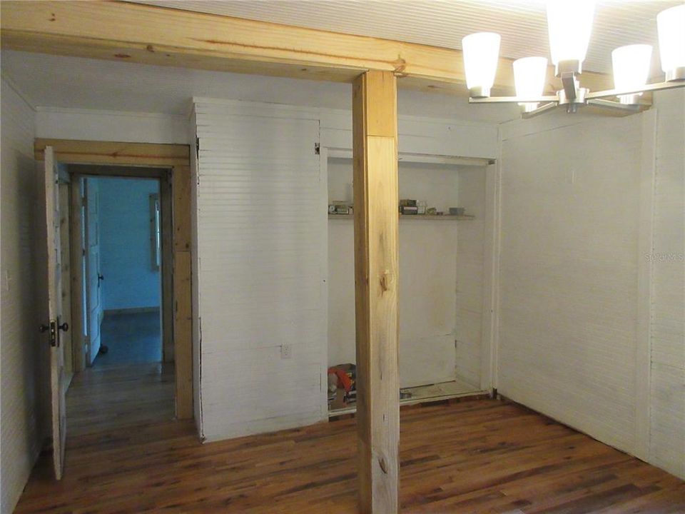 For Sale: $149,000 (2 beds, 1 baths, 951 Square Feet)