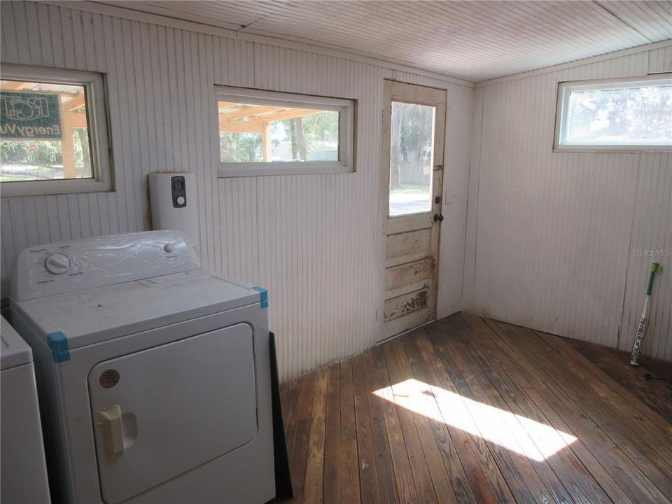 For Sale: $149,000 (2 beds, 1 baths, 951 Square Feet)