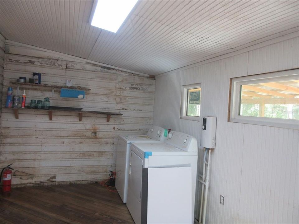 For Sale: $149,000 (2 beds, 1 baths, 951 Square Feet)