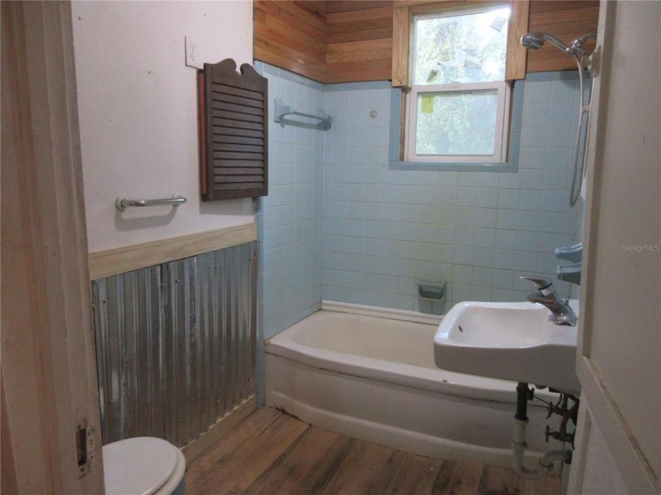 For Sale: $149,000 (2 beds, 1 baths, 951 Square Feet)