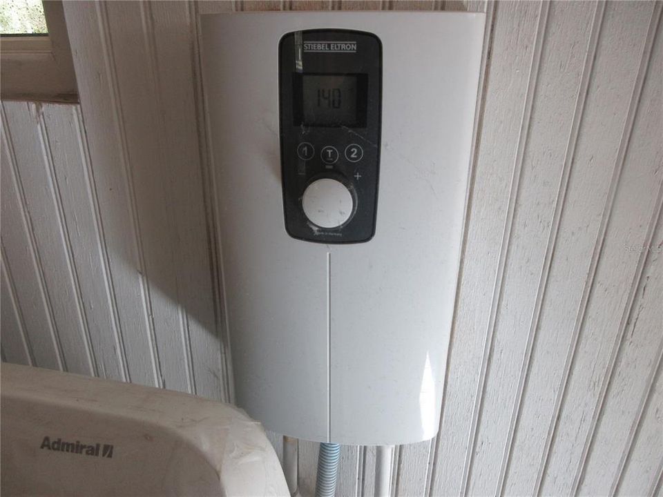 For Sale: $149,000 (2 beds, 1 baths, 951 Square Feet)