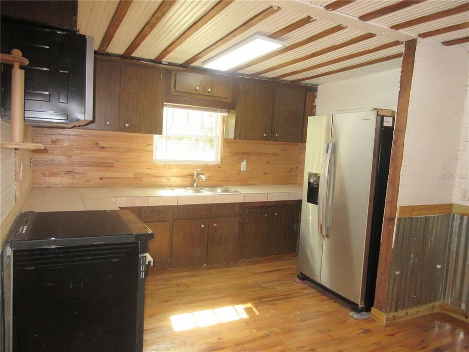 For Sale: $149,000 (2 beds, 1 baths, 951 Square Feet)