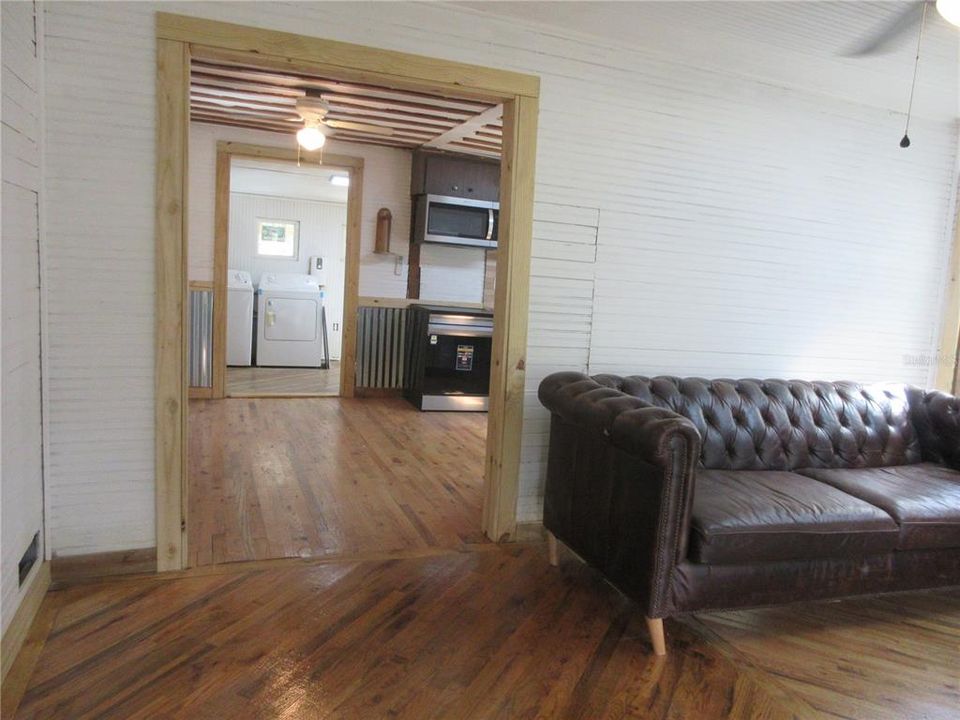 For Sale: $149,000 (2 beds, 1 baths, 951 Square Feet)