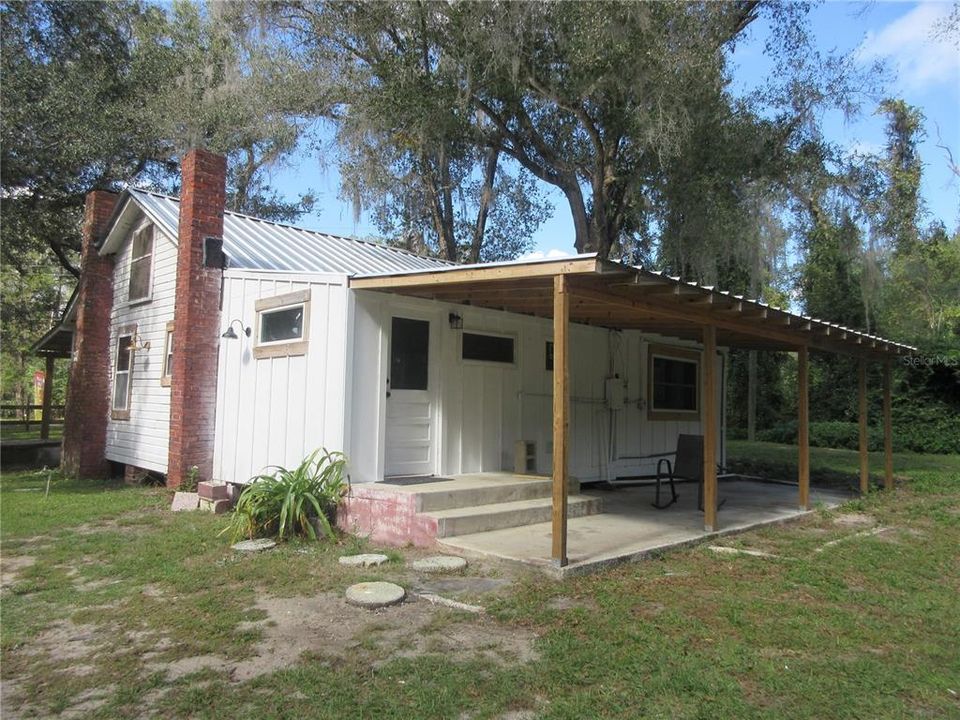 For Sale: $149,000 (2 beds, 1 baths, 951 Square Feet)