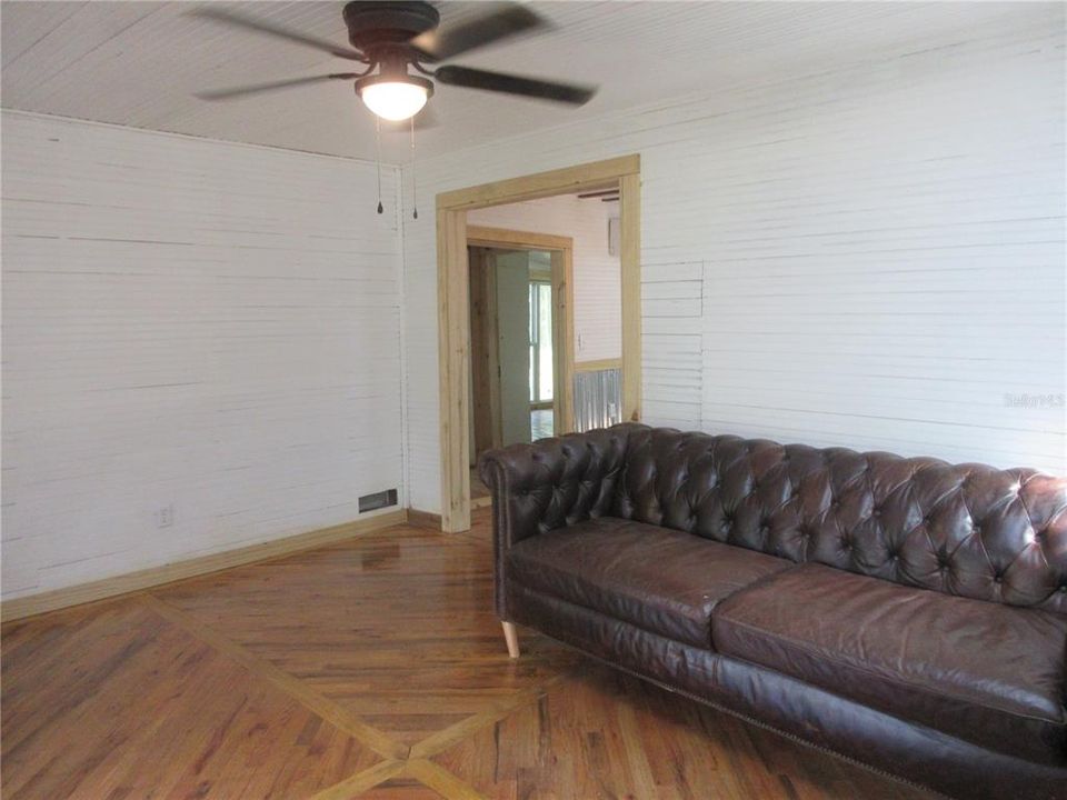 For Sale: $149,000 (2 beds, 1 baths, 951 Square Feet)