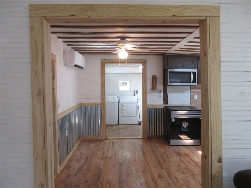 For Sale: $149,000 (2 beds, 1 baths, 951 Square Feet)