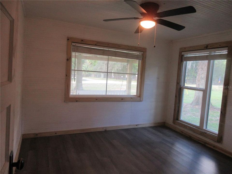 For Sale: $149,000 (2 beds, 1 baths, 951 Square Feet)