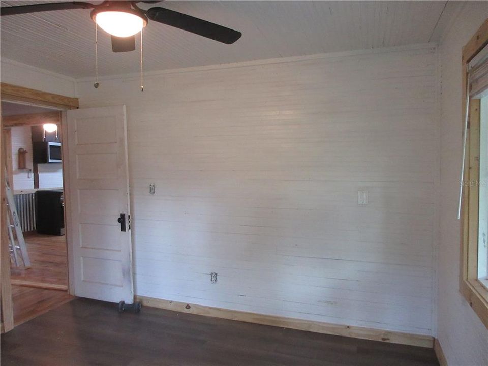 For Sale: $149,000 (2 beds, 1 baths, 951 Square Feet)