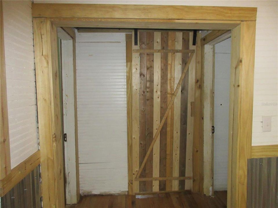 For Sale: $149,000 (2 beds, 1 baths, 951 Square Feet)